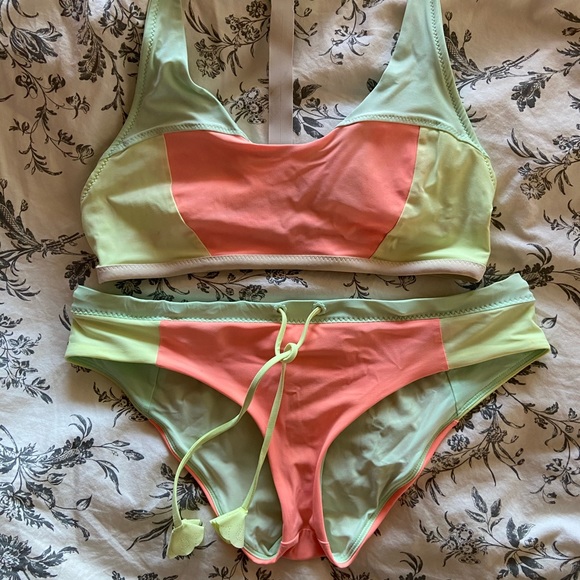 SOLD *** Lululemon Board Balance Bikini - Picture 2 of 9